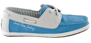 Aufgrund ihrer Herkunft aus dem traditionellen Segelsport besitzen GAASTRA Schuhe und Mode einen typisch maritimen Style. 